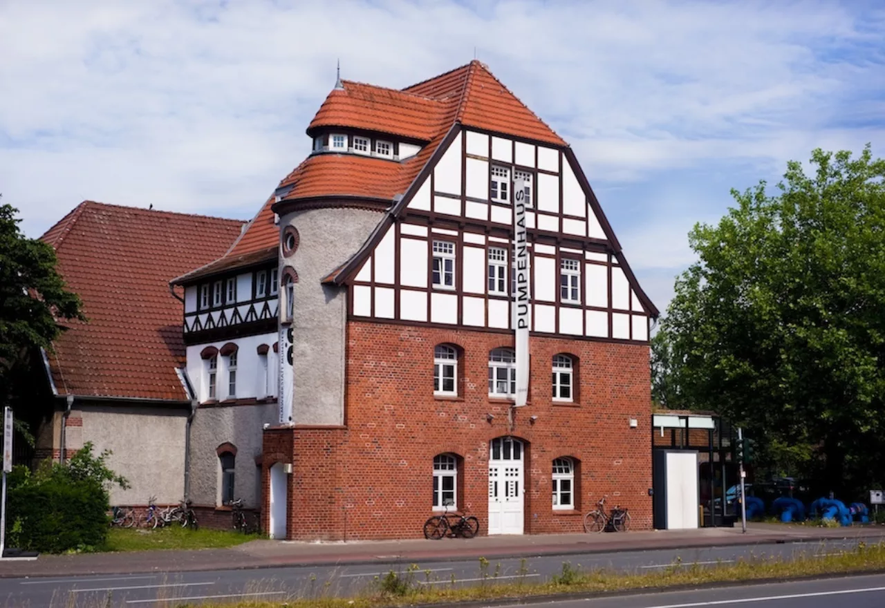 Das Bild zeigt die Außenansicht des Theater im Pumpenhaus, ein Haus aus roten Backsteinen und Fachwerk.